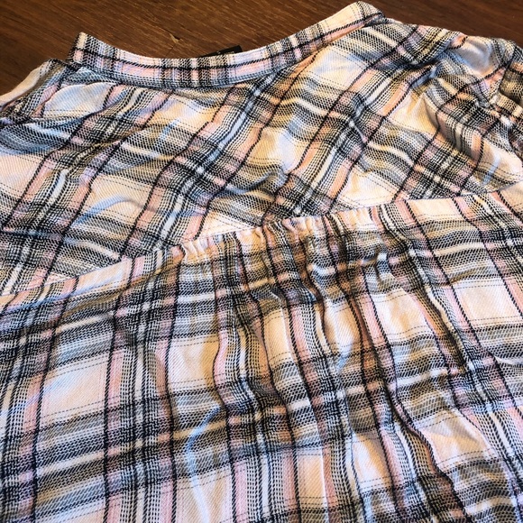 Bobeau quarter length LS w/buttons. Size small. - Picture 7 of 8